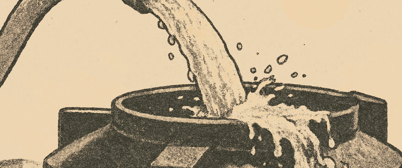 Reconstruction frame P6: Close on water pouring from a thick hose into a black rooftop tank at midday, splashing ov